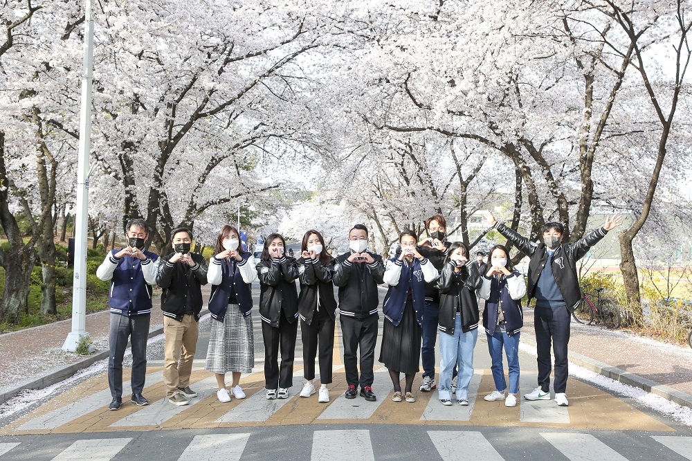 Our People : 벚꽃과 함께한 산학협력단